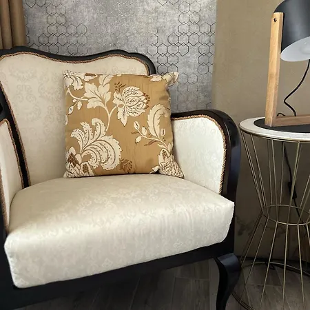 Appartamento Contemporary Charm In Old