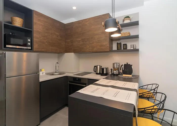 Contemporary Charm In Old Appartamento