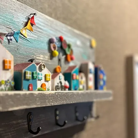 Contemporary Charm In Old דירה