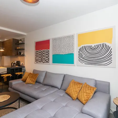Appartamento Contemporary Charm In Old